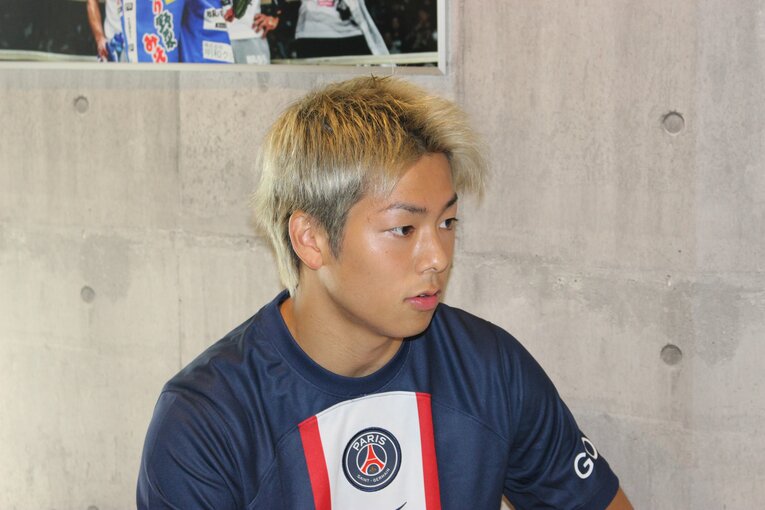 単独取材に応じる三浦孝太　©Number Web