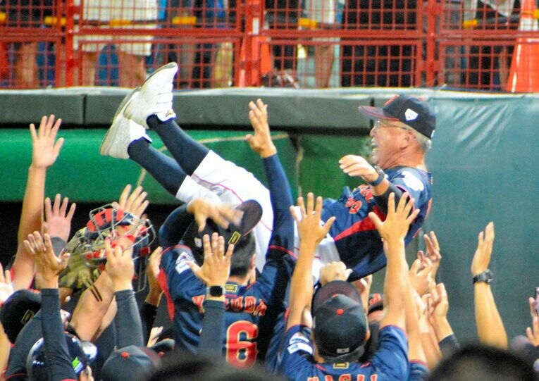 U-18W杯で優勝…胴上げされる馬淵史郎監督　©Asahi Shimbun