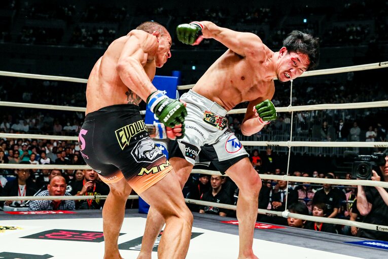 グスタボとの激しい打撃戦　©RIZIN FF Susumu Nagao