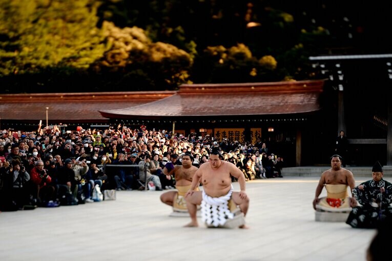 2017年1月、横綱に昇進した稀勢の里の奉納土俵入り。太刀持ちは高安　©Naoya Sanuki