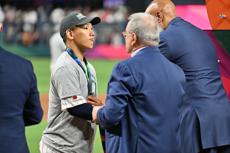 メダルを受け取る吉田正尚　©︎Naoya Sanuki