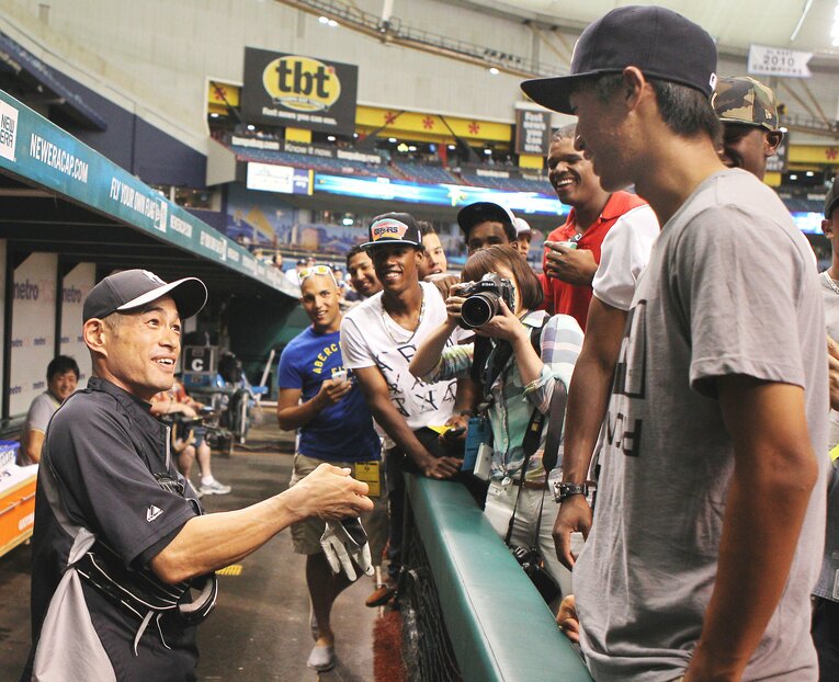 ヤンキース入団後、当時ヤンキースに在籍していた憧れの存在・イチローにあいさつ　©JIJI PRESS