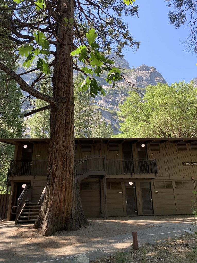 【ヨセミテ滝】公園内にある山小屋。驚異の１泊８万円。園内シャトルバスの拠点でレストランや売店が近いという立地の良さは文句なし