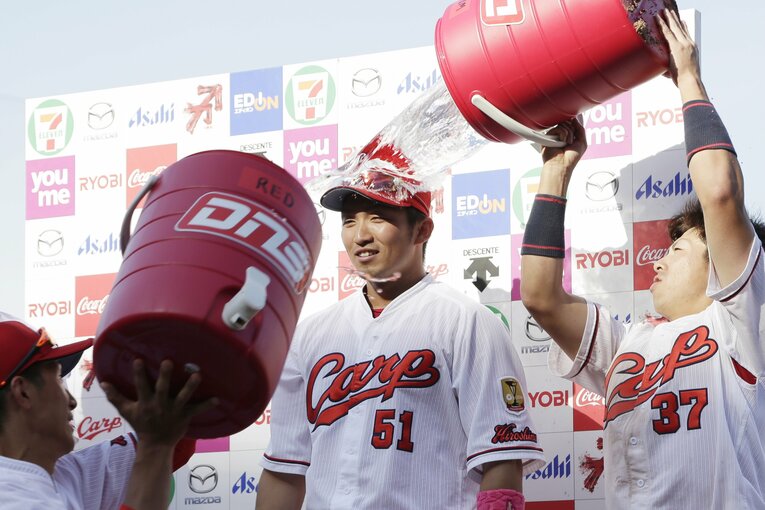 ヒーローインタビューで水をかけられる鈴木誠也（2017年）　©︎JIJI PRESS