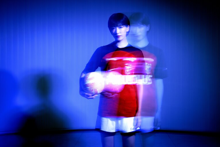 眞嶋さんの「ウマすぎリフティング」連続写真。、幻想的バージョン。「ブルーロック」みたいでカッコイイ　©Kiichi Matsumoto