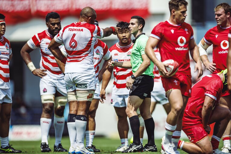 レフリーに訴えかける主将リーチ マイケル　©︎Kiichi Matsumoto