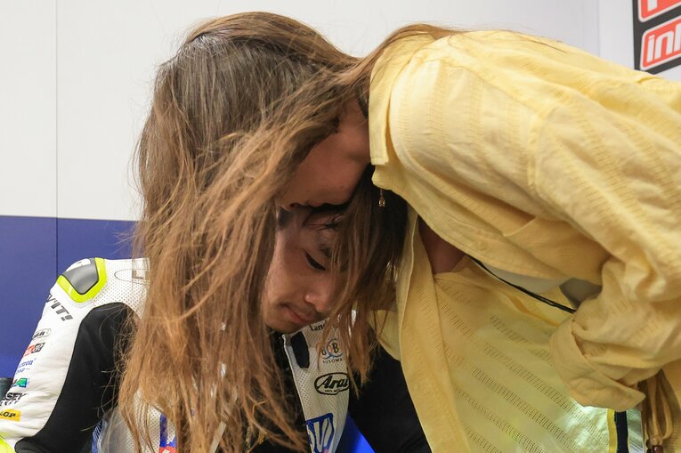 失意のレース後、ピットでチームスタッフに慰められる佐々木　©Satoshi Endo