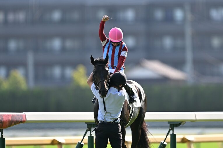 ロブチェンと松山弘平のウイニングラン　©Keiji Ishikawa