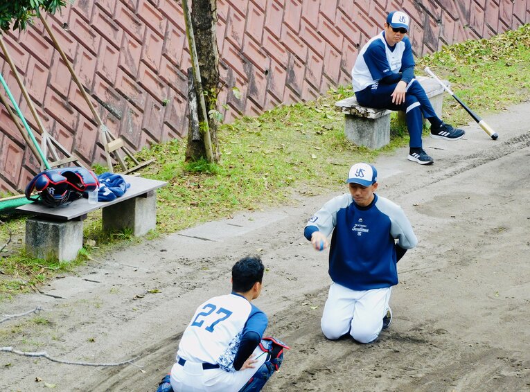 今春のキャンプでは、臨時コーチを務めた古田氏（上）と嶋コーチ（中央）にみっちりと指導を受けていた　©︎Haruka Sato