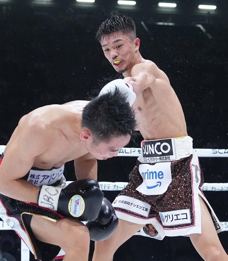 腰を落とした西田凌佑を攻める中谷潤人　©Naoki Fukuda