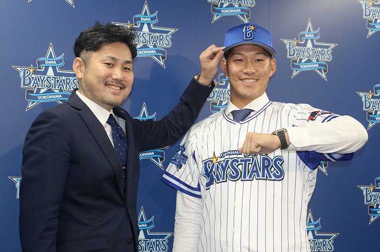 新人選手のように意気込みあふれる表情を見せる京田。背中に亡き兄貴分への思いを込めた“98”を刻んでDeNA1年目を迎える ／ photograph by JIJI PRESS