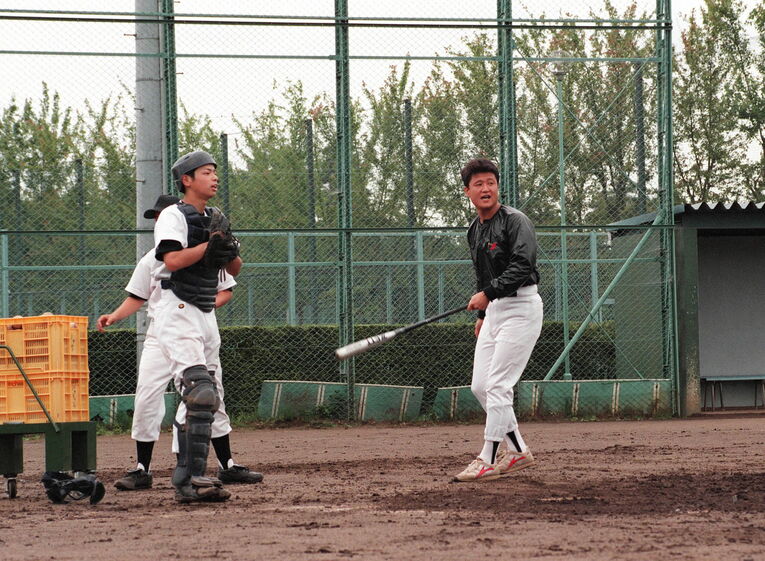 ヤクルトで現役引退後、高校野球の監督として活躍した阿井英二郎さん。後に日本ハムのヘッドコーチも務めた（撮影は1999年）　©JIJI PRESS