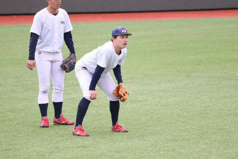 高校時代は外野を守っていたという佐々木。大学ではファースト→サードを経て現在のショートに　©Genki Taguchi