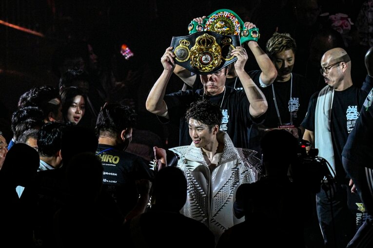 ベルトを掲げる父・寺地永会長（BMBジム）　©Takuya Sugiyama