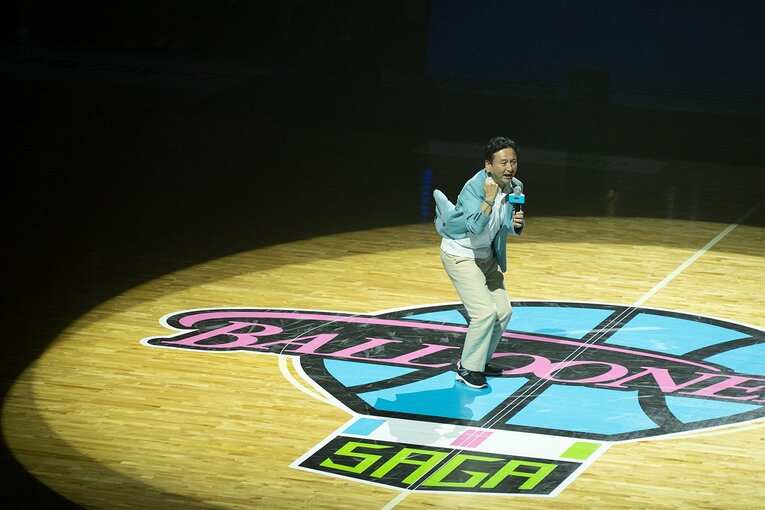 試合前は山口祥義（よしのり）佐賀県知事が「佐賀、さいこう！」のコールで盛り上げた　©Shiro Miyake