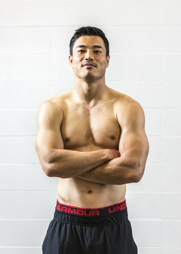 Number Doのインタビュー取材にて肉体を披露する山田章仁（2017年）©Takuya Sugiyama