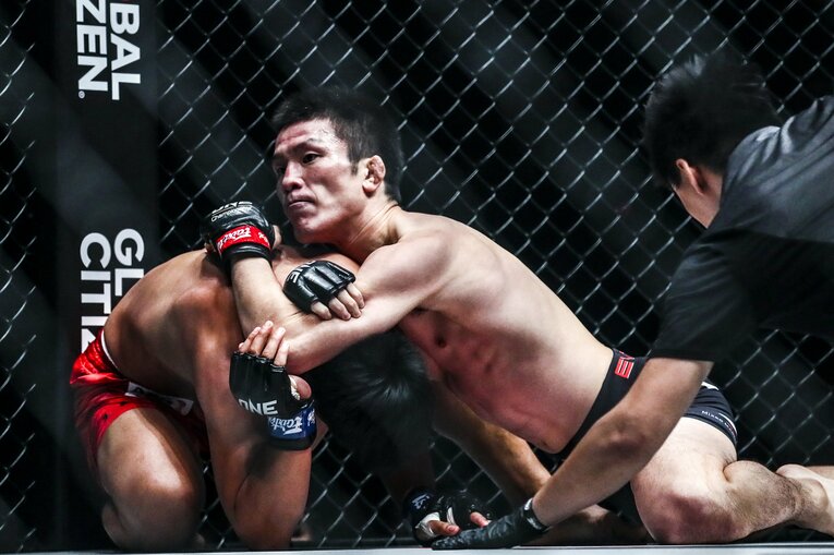 グラウンドでイブ・タンを攻める青木真也　©ONE Championship Susumu Nagao