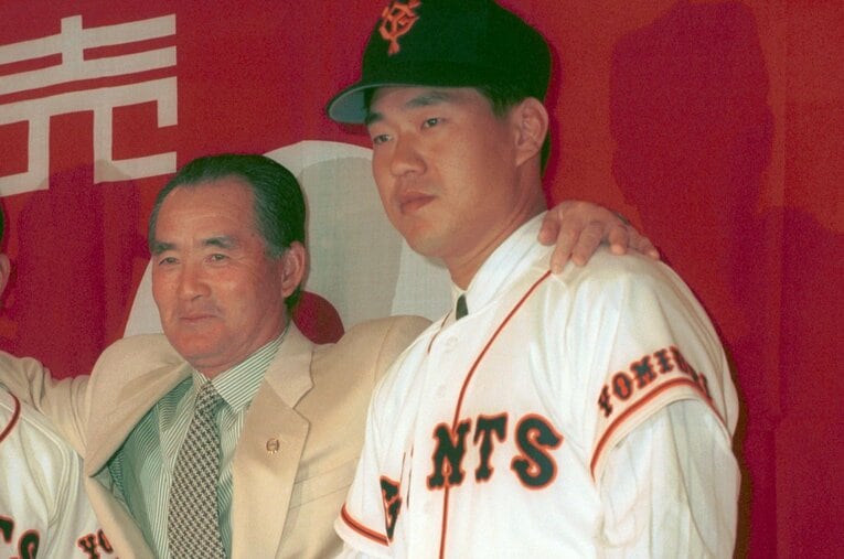 1995年、広澤は野村ヤクルト最大のライバル・長嶋巨人にFA移籍する。悩みに悩んだ末、「やらなかった後悔」より「やってしまった後悔」を選んだ結論だった ／ photograph by Sankei Shimbun