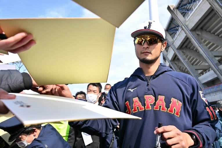 サインするダルビッシュ　©︎Hideki Sugiyama