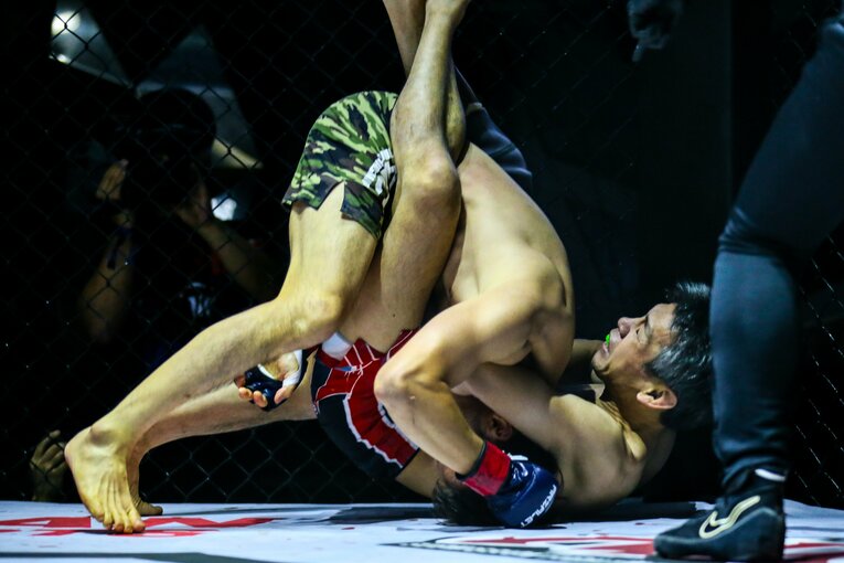 チョークを狙う大石　©Susumu Nagao