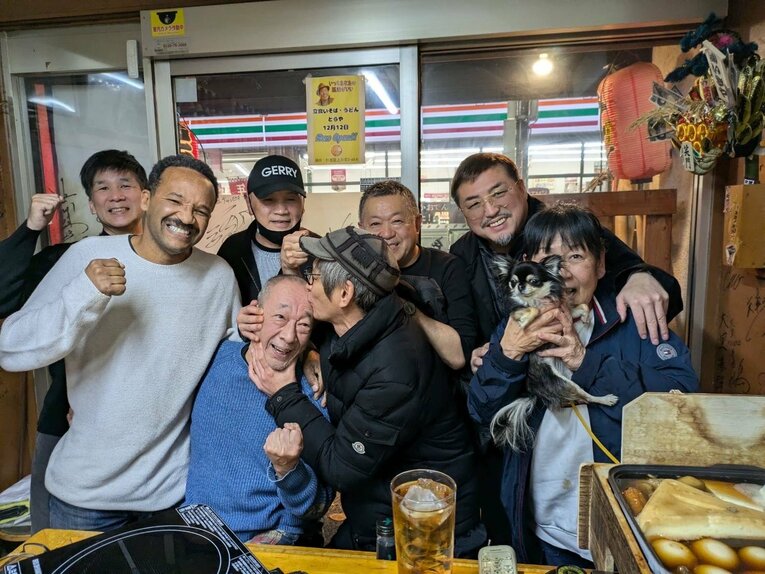 居酒屋「いきや」に集まるボクシング関係者たち（本人提供）