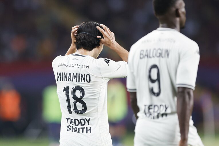 セレブレーションでもみくちゃにされた後、ヘアバンドをセットする南野　©Daisuke Nakashima