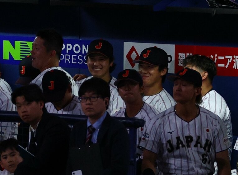 壮行試合の中日戦、ベンチで北山が肩を組み､笑顔の大谷。北山は大谷と鈴木誠也に挟まれていた　©Sports Nippon／AFLO