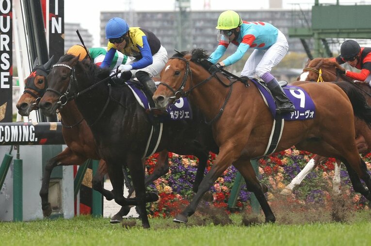 4月3日の大阪杯でレイパパレ、アリーヴォに競り勝ちGI初制覇となったポタジェ（中央） ／ photograph by JIJI PRESS