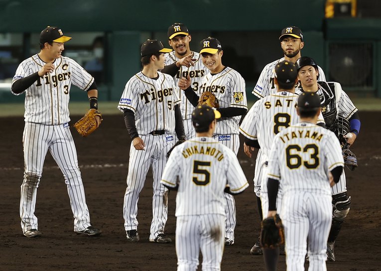 20勝一番乗りに喜ぶ阪神ナイン（4月30日）©KYODO　