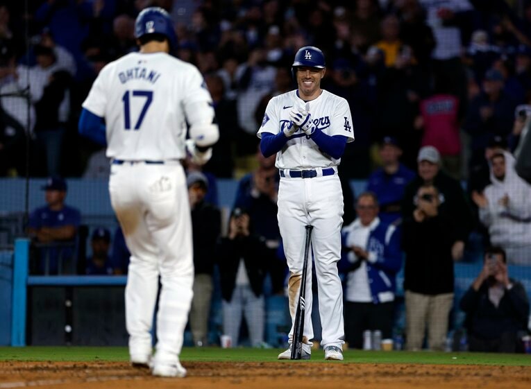 第1号HRを放った大谷を迎え入れるフリーマン　©Getty Images