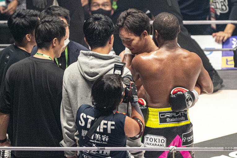 メイウェザーはリング上で朝倉に「お前タフだな、気に入ったよ」と言葉をかけたという　©Takuya Sugiyama