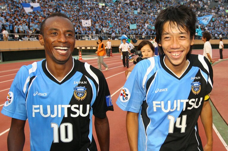 川崎フロンターレ黄金期の礎を築いたジュニーニョと中村憲剛。ブラジルに帰ったジュニーニョに当時の秘話と今を聞いた ／ photograph by AFLO SPORT