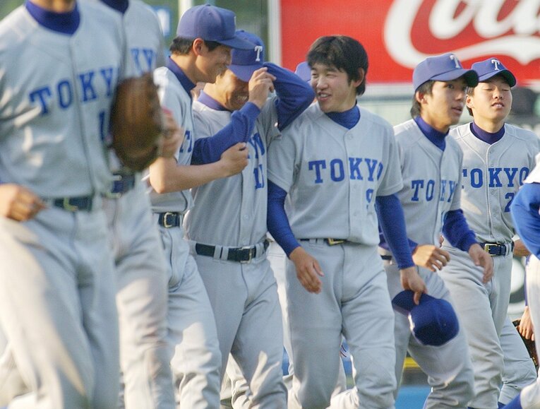 2005年4月法政大を破り、大学での1勝を挙げたときの楠井（右から4番目）　©JIJI PRESS