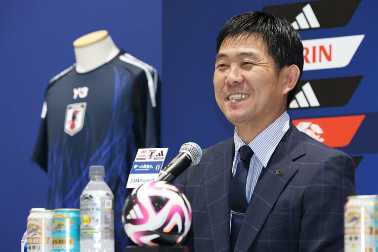 会見で笑顔の森保監督　©JIJI PRESS