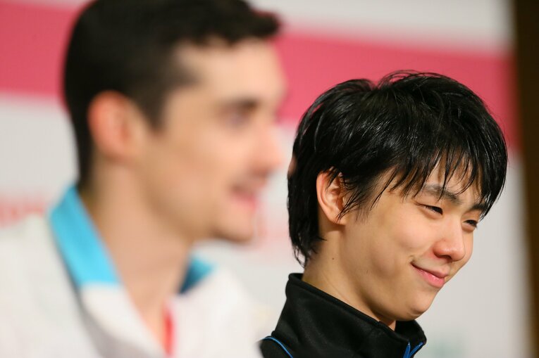 2015年GPファイナルの記者会見で、ハビエル・フェルナンデスの言葉に笑みを浮かべる羽生結弦　©︎YUTAKA/AFLO SPORT