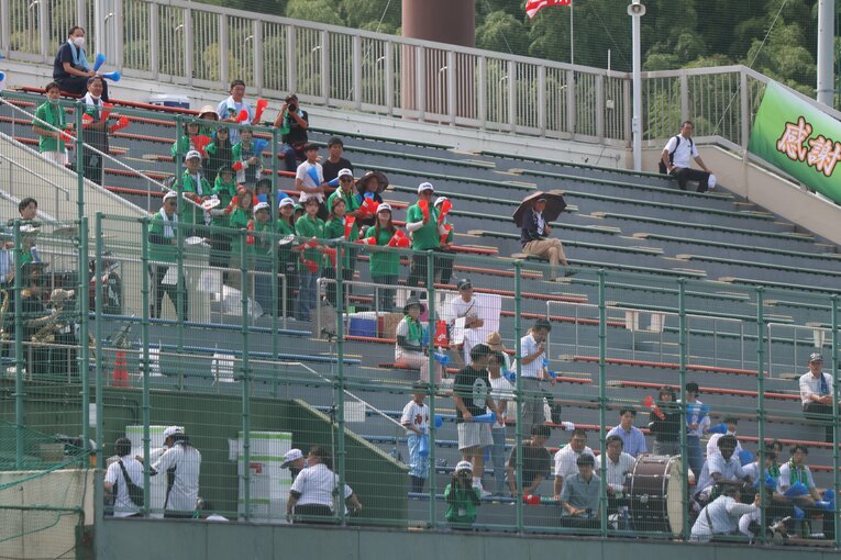初戦のスタンドには部員6人でインターハイ出場を決めたバスケ部員の姿も　©Fumi Sawai