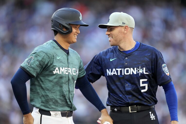 フリーマンと談笑する大谷　©JIJI PRESS