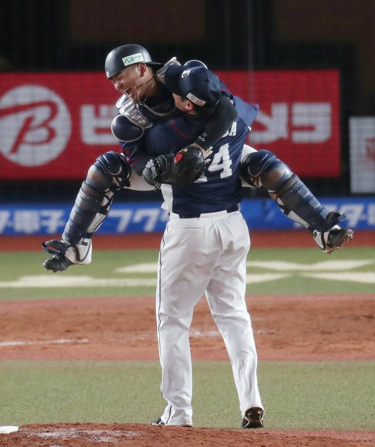 2019年、パ・リーグ連覇の瞬間、捕手の森友哉と抱き合う増田　©JIJI PRESS