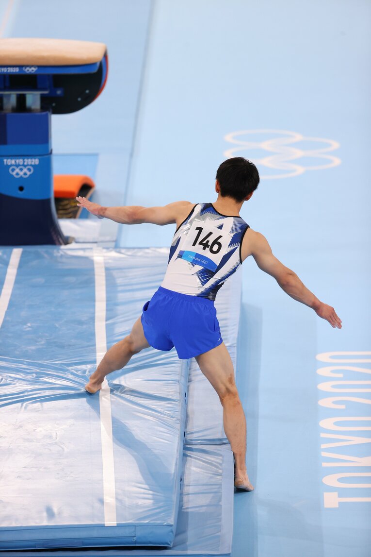 個人総合の跳馬、橋本の着地シーン。右足はマット外に出たが、減点を最小限に抑えるさばきだった　©JMPA