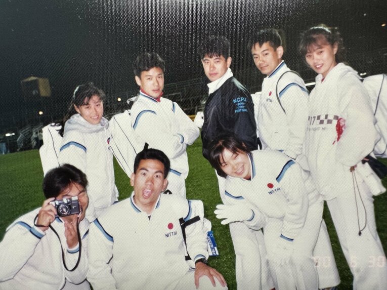 大学4年生の佐藤さん（上段左から2人目）。体操部のデンマーク遠征にて　提供：佐藤弘道