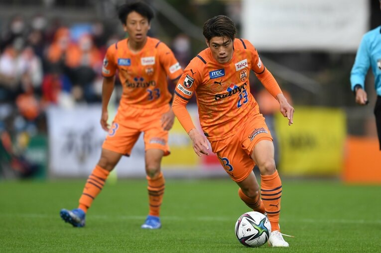 チームメイトとして共闘する鈴木と松岡