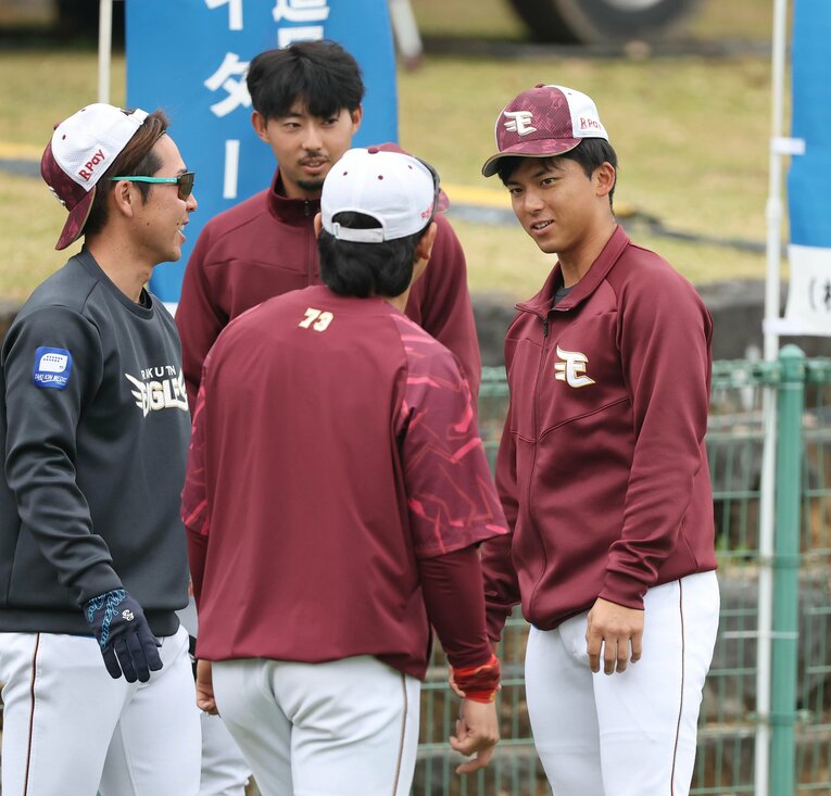 2月オープン戦の練習前。楽天の先輩・鈴木大地（35歳、左）らと談笑するルーキー宗山塁（22歳）　©Sankei Shimbun