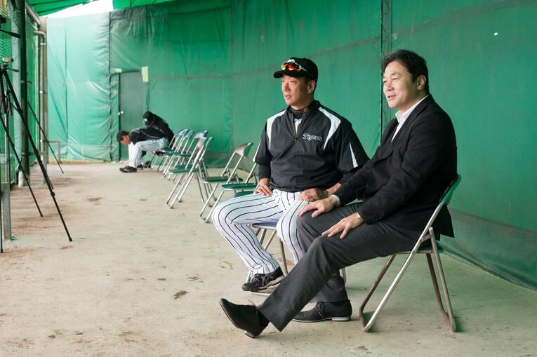 阪神キャンプで金本監督を訪ねた清宮克幸（2016年）©︎Nanae Suzuki