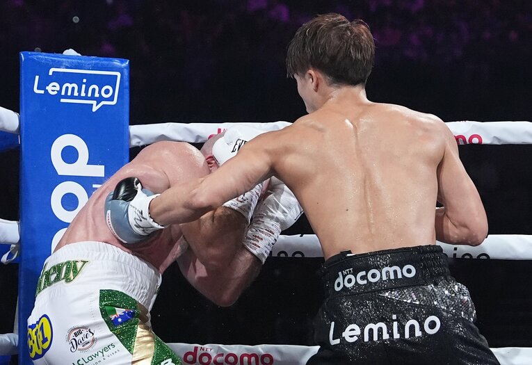 7ラウンド、井上の左ボディがドヘニーにめり込んだ瞬間（スワイプすると「その他の試合写真」をご覧になれます）　©Naoki Fukuda