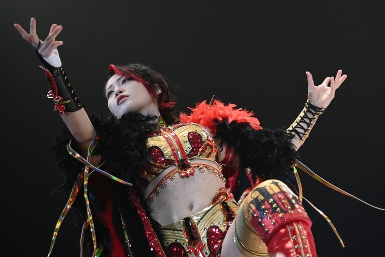 ポーズを決める林下詩美