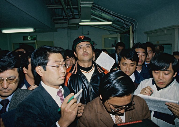 セ・リーグ開幕戦後、報道陣に囲まれる王監督（1984年）©︎Kazuhito Yamada