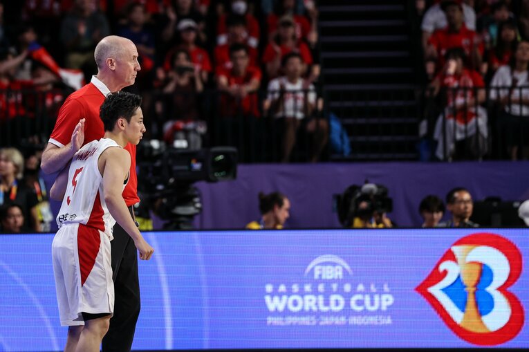 河村勇輝（22歳）の背中を押すホーバスHC　©︎Getty Images