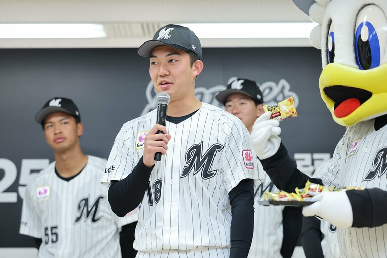 マリーンズのマスコット「マーくん」とも息ぴったり　©Chiba Lotte Marines