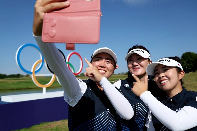 服部道子監督と山下美有夢と記念撮影　©︎Kevin C. Cox/Getty Images