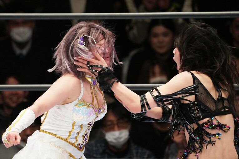 上谷沙弥の張り手が中野たむの顔面をとらえた瞬間　©Masashi Hara